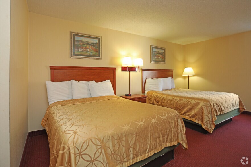 More Photos Of 127 Ontario Dr, Mount Hope Hotel For Sale