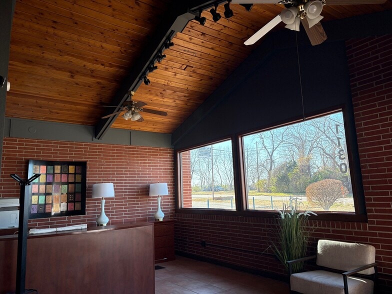 More Photos Of 11305 Hickman Mills Dr, Kansas City Office For Sale