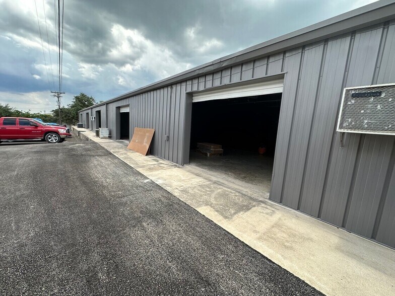More Photos Of 691 La Buena Vista Dr, Wimberley Warehouse For Lease