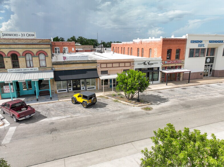 More Photos Of 1118 18th St, Hondo Storefront For Sale