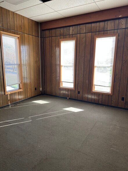 More Photos Of 1105 State St, Mound City Office For Sale