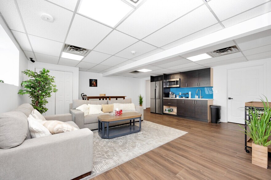 More Photos Of 429 W Main St, Patchogue Freestanding For Lease