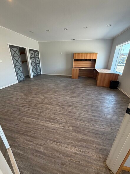 More Photos Of 1919 W Central Ave, El Dorado Warehouse For Lease