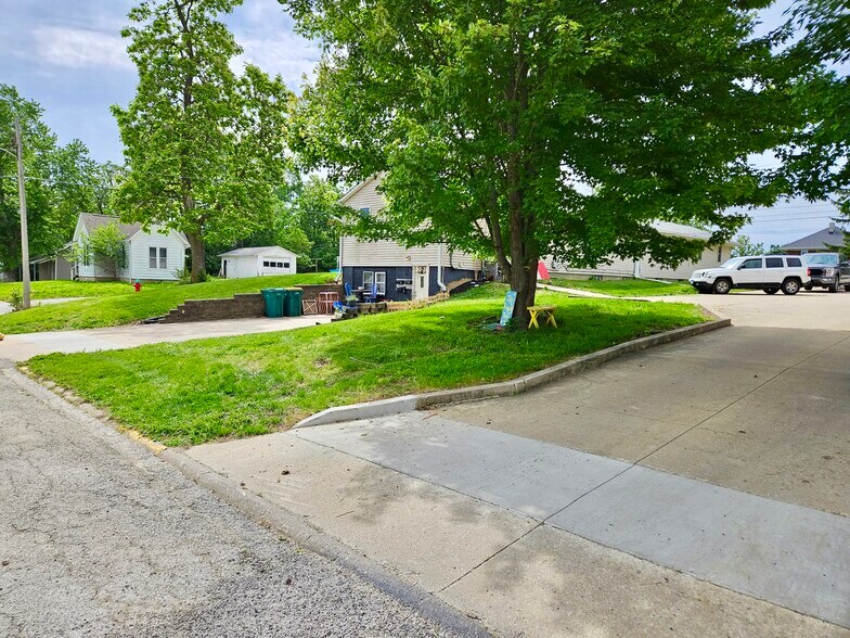 More Photos Of 601-605 W Orchard St, Macomb Apartments For Sale