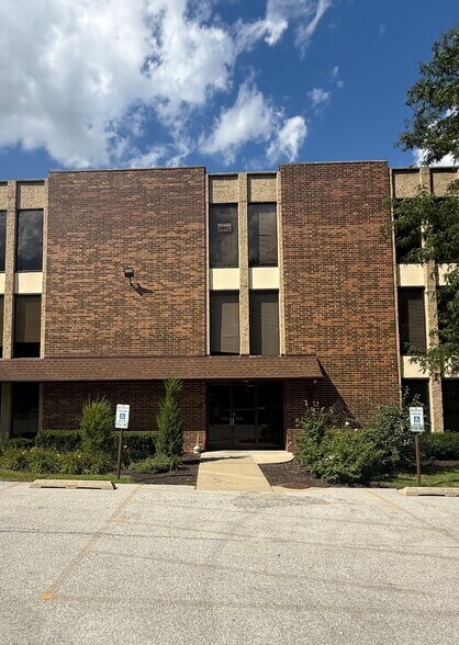 More Photos Of 7800 W College Dr, Palos Heights Office For Sale