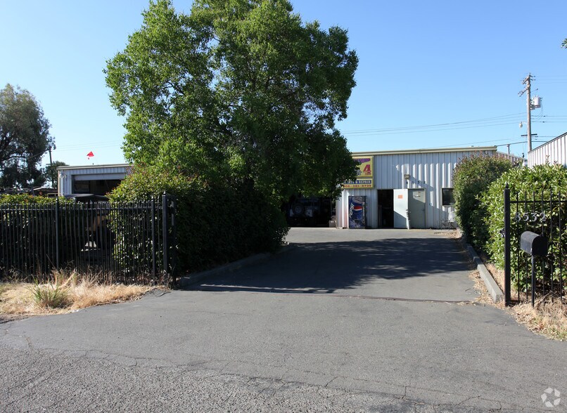 More Photos Of 8532 Clovely Ln, Sacramento Auto Repair For Sale