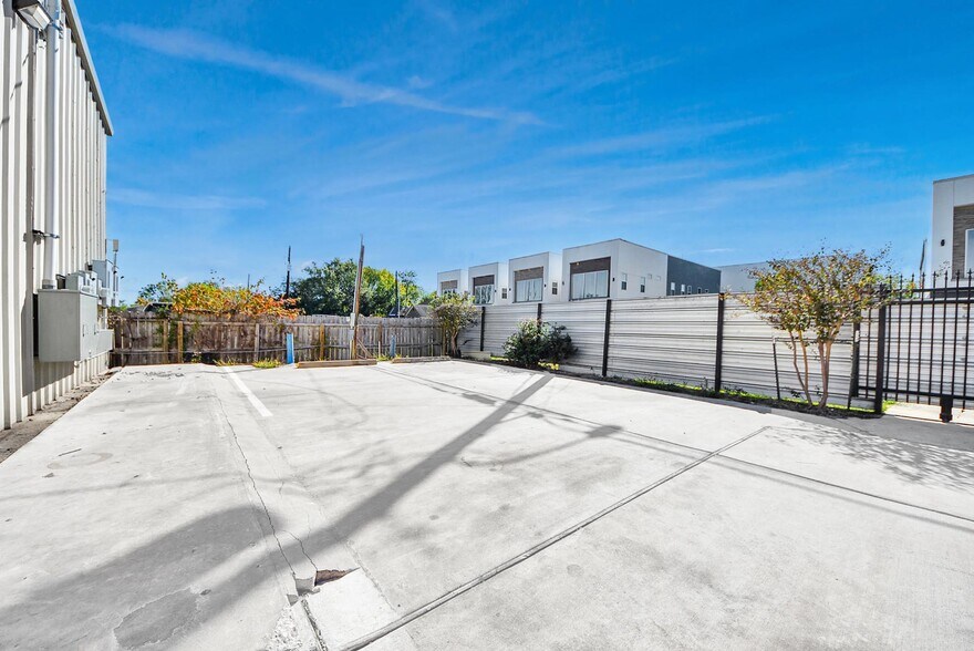 More Photos Of 6549 W Tidwell Rd, Houston Auto Dealership For Lease