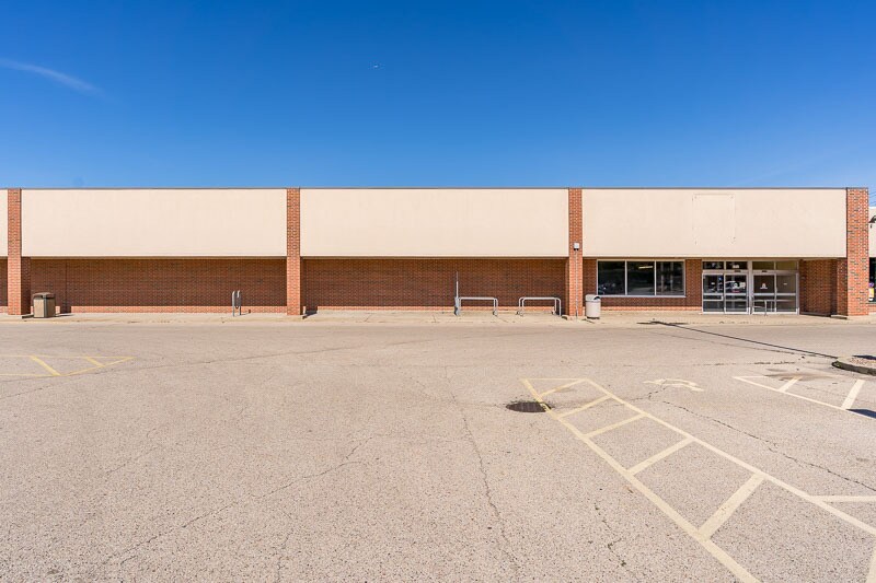 Primary Photo Of 5910 N 2nd St, Loves Park Freestanding For Lease
