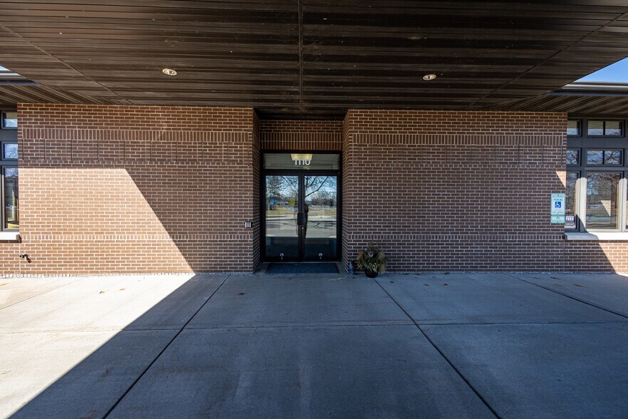 More Photos Of 1110 Oak Ridge Dr, Eau Claire Medical For Lease