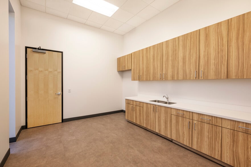 More Photos Of 811 W Warner Rd, Tempe Distribution For Sale