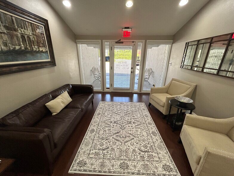 More Photos Of 223 Lithia Pinecrest Rd, Brandon Office For Sale