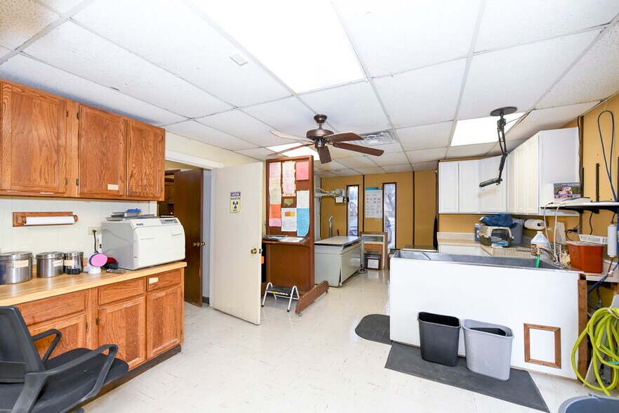 More Photos Of 13039 Nacogdoches Rd, San Antonio Veterinarian Kennel For Sale