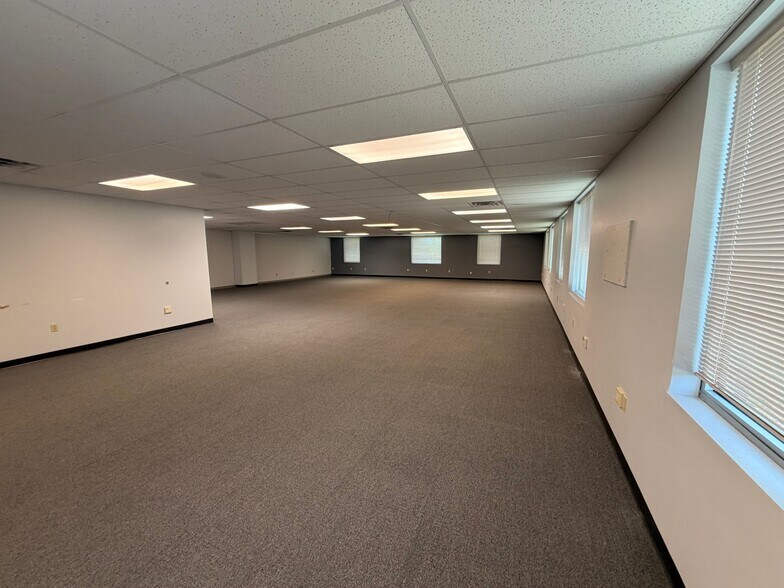 More Photos Of 1315 Wakarusa Dr, Lawrence Medical For Sale