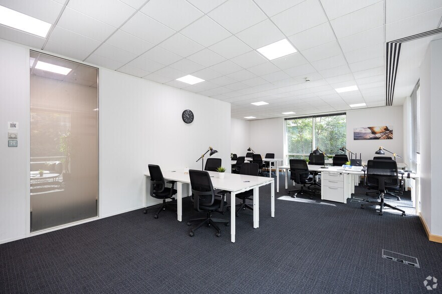 More Photos Of 2 Arlington Sq, Bracknell Coworking Space