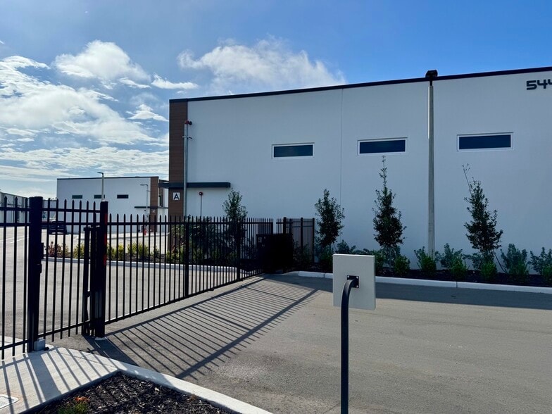 More Photos Of 5431-5451 Communications Pky, Lakewood Rnch, Lakewood Ranch Showroom For Sale