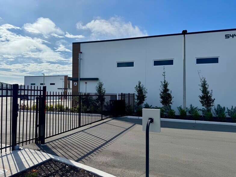 More Photos Of 5451 Communications Pky, Lakewood Ranch Showroom For Sale