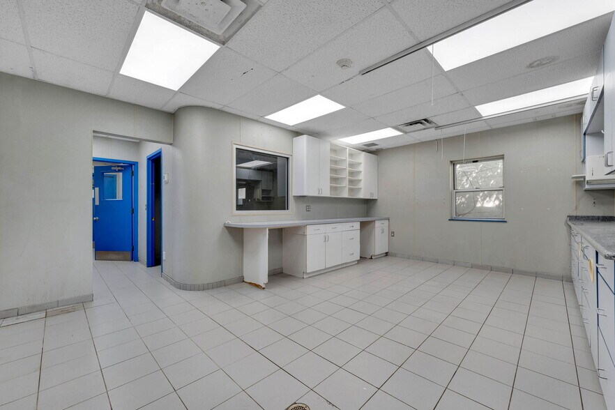 More Photos Of 73 W Merrick Rd, Valley Stream Veterinarian Kennel For Sale