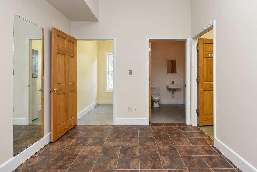 More Photos Of 51 Market St, Apalachicola Storefront Retail Residential For Lease