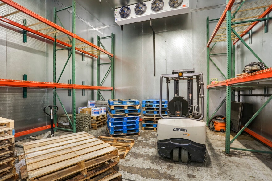 More Photos Of 645 W Broadway, Glendale Distribution For Lease