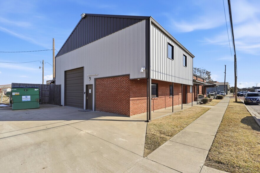 More Photos Of 203 N 5th St, Wills Point Office For Sale