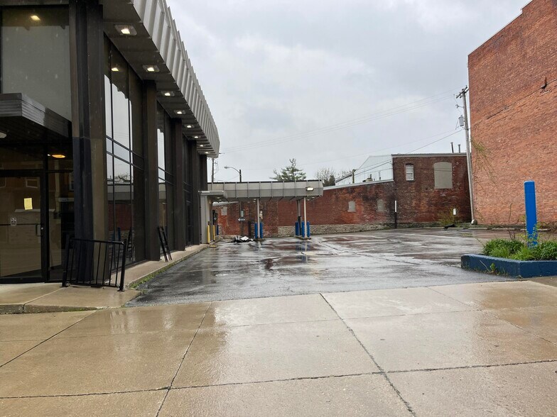 More Photos Of 125 W Spring St, Saint Marys Bank For Sale