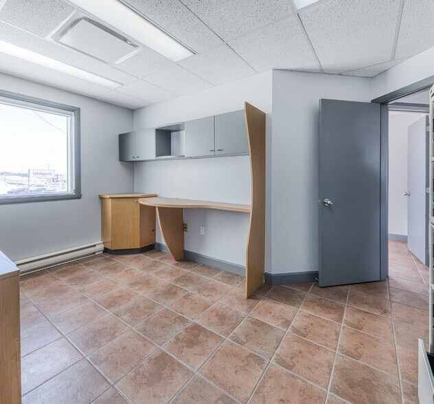 More Photos Of 2711-2715 Louis-XIV Boul, Québec Manufacturing For Lease