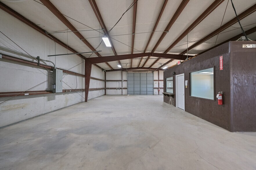 More Photos Of 314 E Walker St, League City Warehouse For Lease