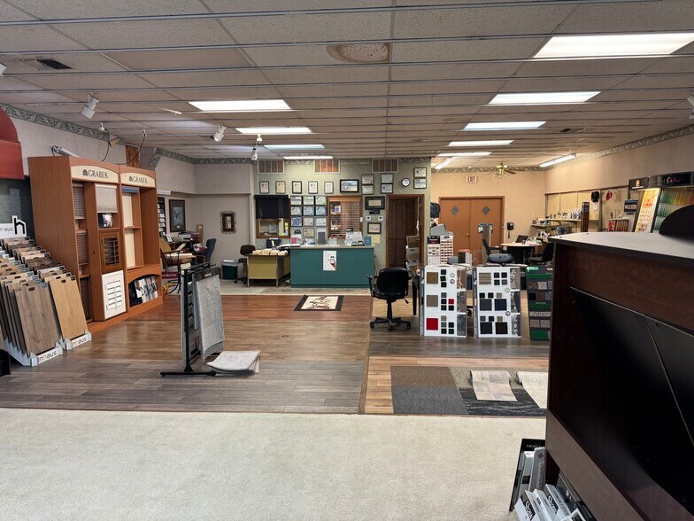 More Photos Of 1900 Crockett Rd, Palestine Storefront For Sale