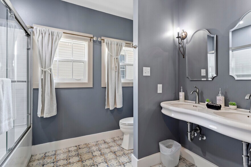 More Photos Of 782 Water St, Biloxi Office For Sale