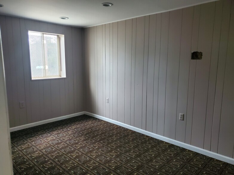 More Photos Of 2300 Grand Blvd, Holiday Light Distribution For Lease