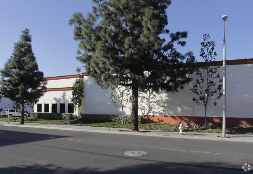 More Photos Of 820 Poinsettia St, Santa Ana Warehouse For Sale