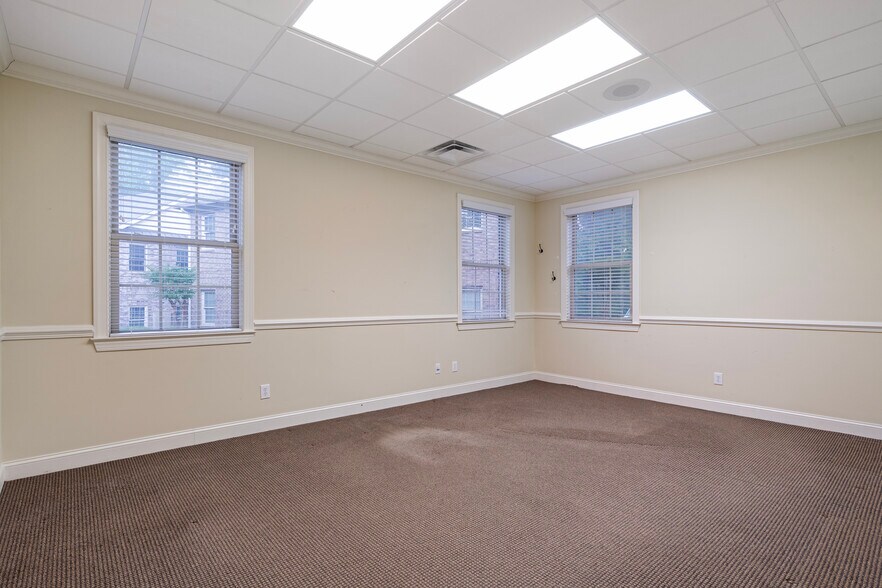 More Photos Of 1905 Woodstock Rd, Roswell Office For Sale