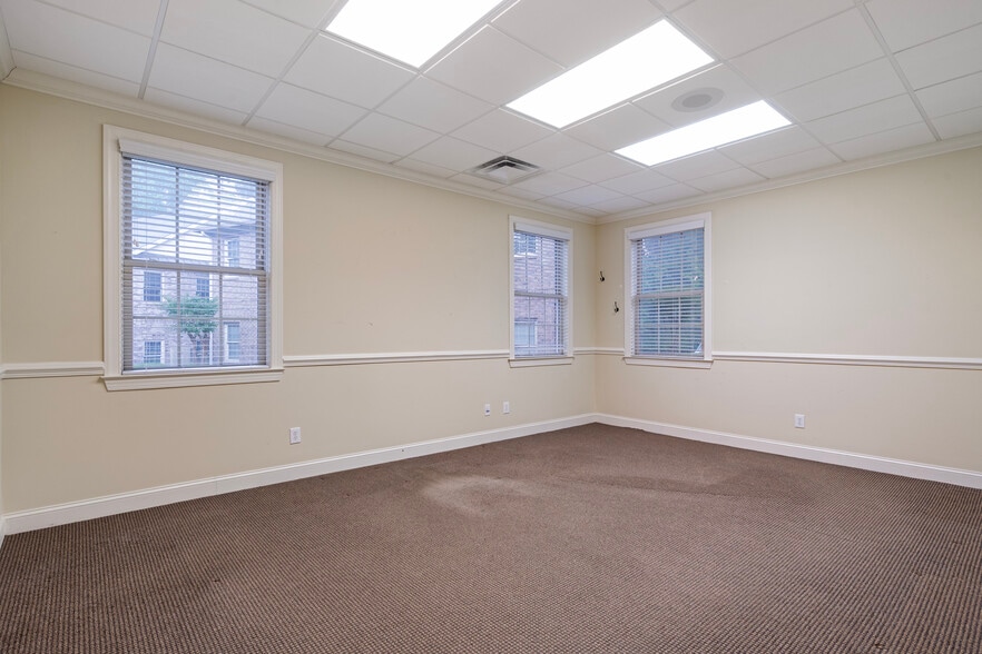 More Photos Of 1905 Woodstock Rd, Roswell Office For Sale