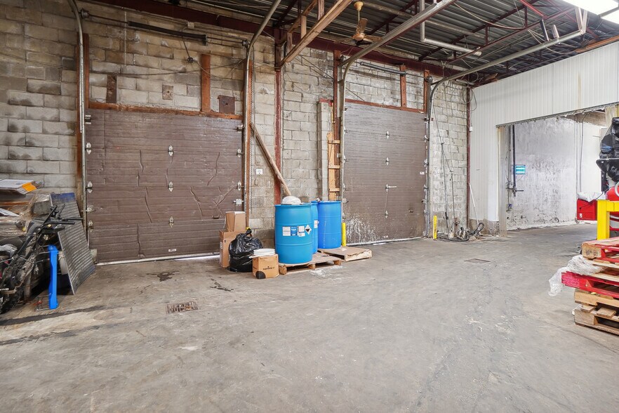 More Photos Of 9820 Boul Ray-Lawson, Montréal Warehouse For Sale