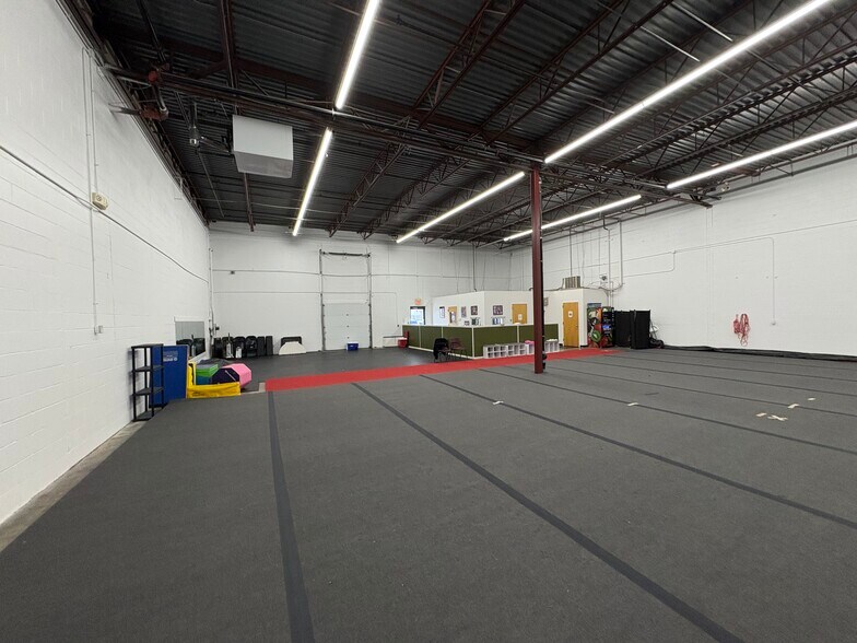 More Photos Of 14 Everberg Rd, Woburn Warehouse For Lease