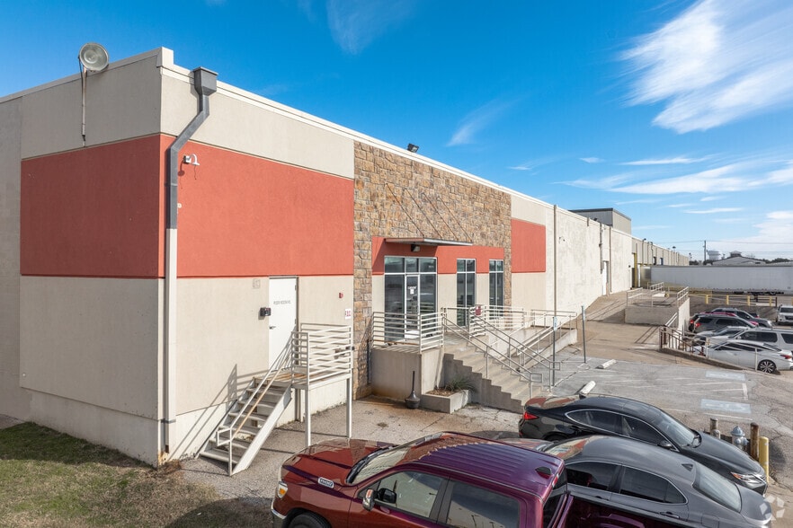 More Photos Of 910 10th St, Plano Warehouse For Lease