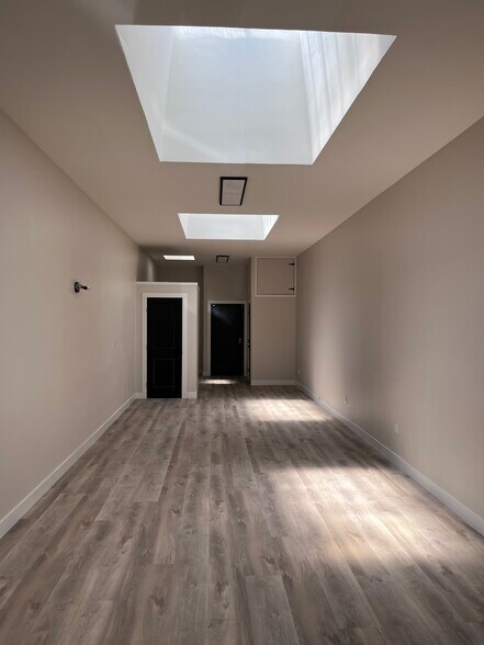 More Photos Of 10039-10041 Commerce Ave, Tujunga Storefront For Lease