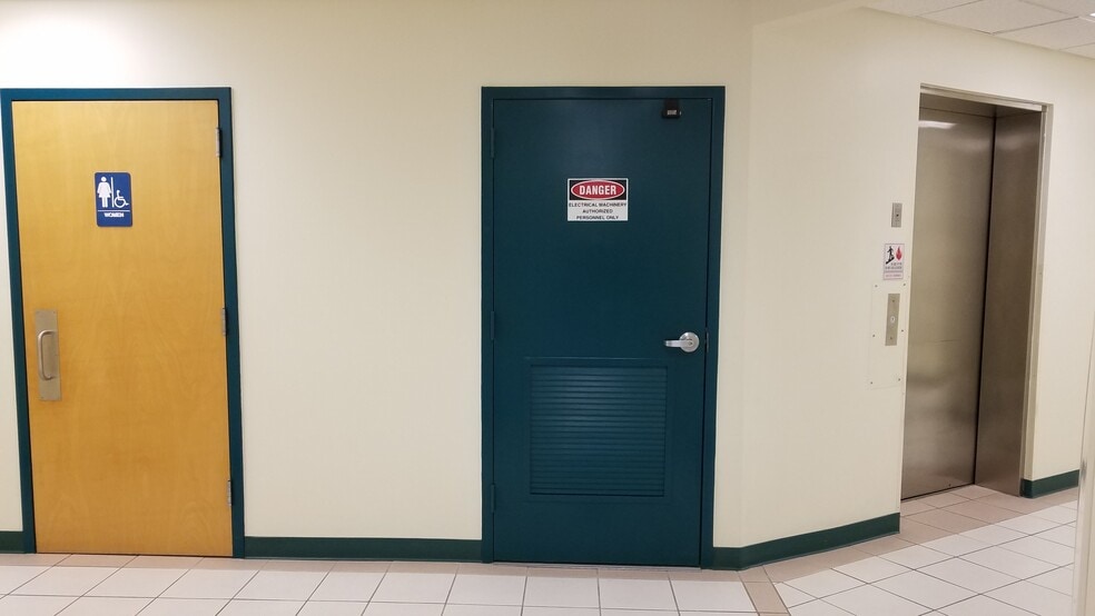 More Photos Of 7802 Kingspointe Pky, Orlando Office For Lease