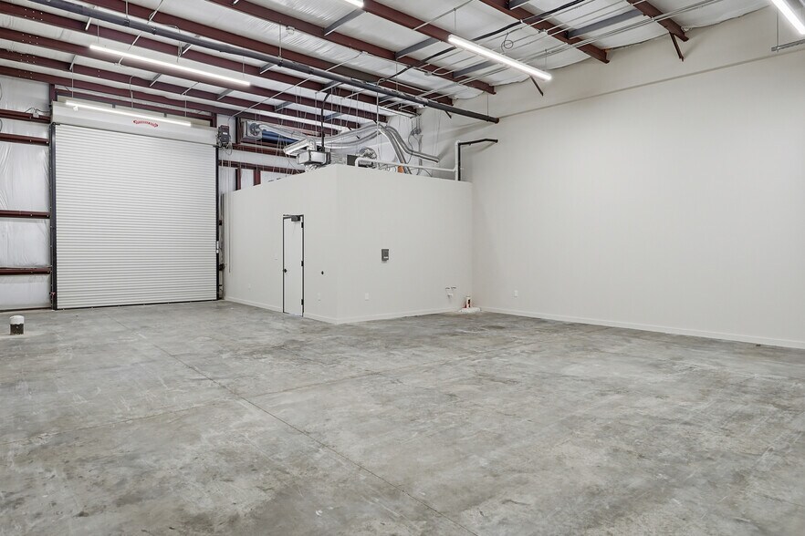 More Photos Of 5342 5th St, Katy Freestanding For Lease