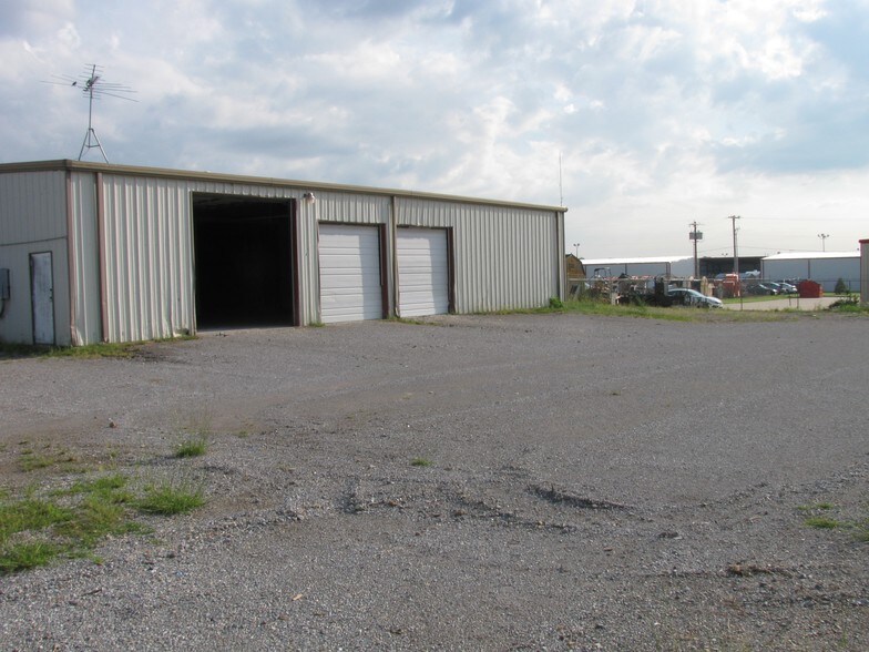 More Photos Of 810-812 SE 3rd St, Lawton Light Manufacturing For Sale