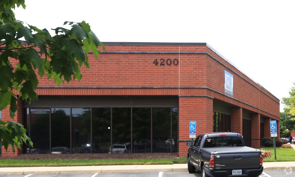 More Photos Of 4230 Lafayette Center Dr, Chantilly Unknown For Lease
