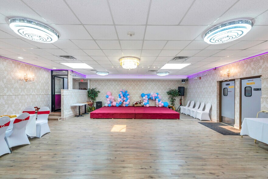 More Photos Of 2716 Hempstead Tpke, Levittown Restaurant For Sale