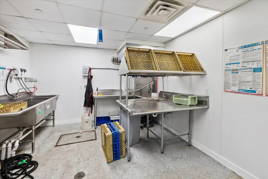 More Photos Of 512 Paterson Plank Rd, Jersey City Restaurant For Lease