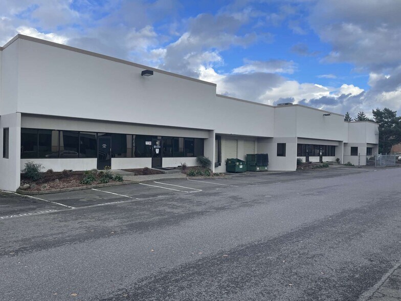 More Photos Of 21910-21968 NE Glisan St, Troutdale Warehouse For Lease