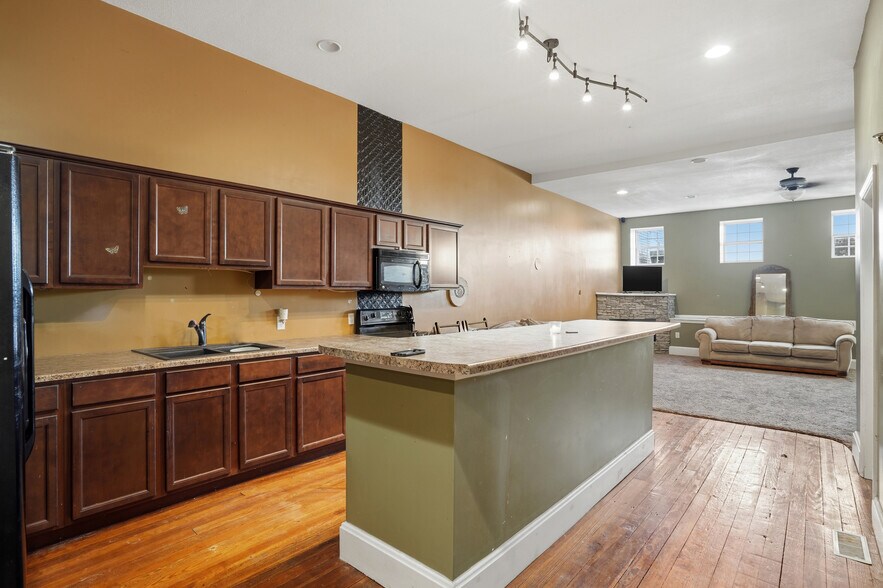 More Photos Of 103 N Allen St, Centralia General Retail For Sale