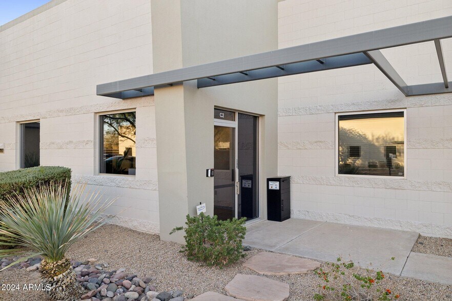 More Photos Of 14201 N Hayden Rd, Scottsdale Showroom For Sale