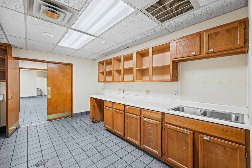 More Photos Of 7902 Slide Rd, Lubbock Veterinarian Kennel For Lease