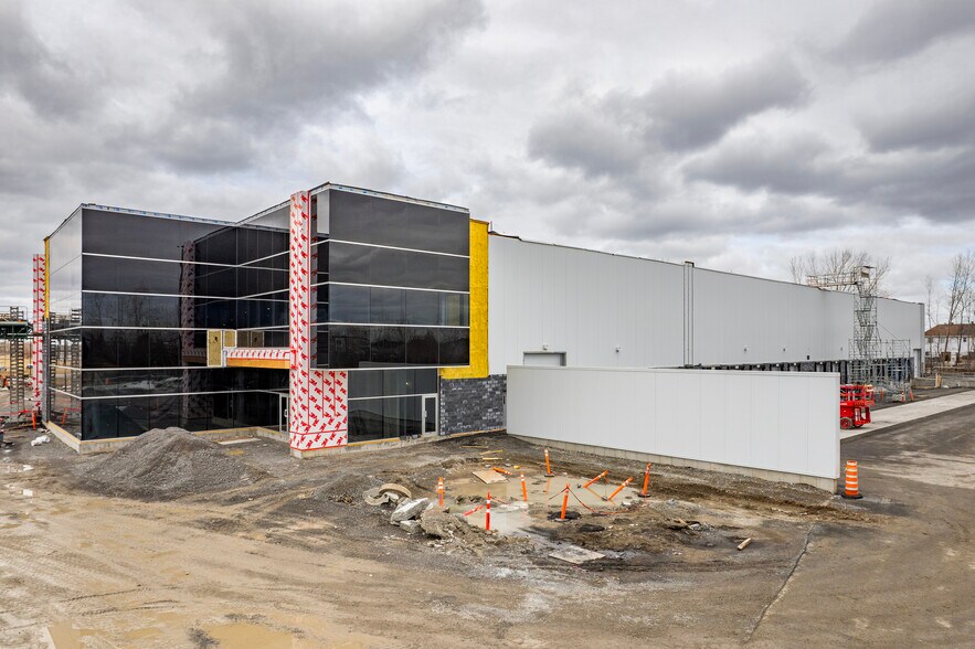 More Photos Of 260 Rue Jacques, Laval Warehouse For Sale