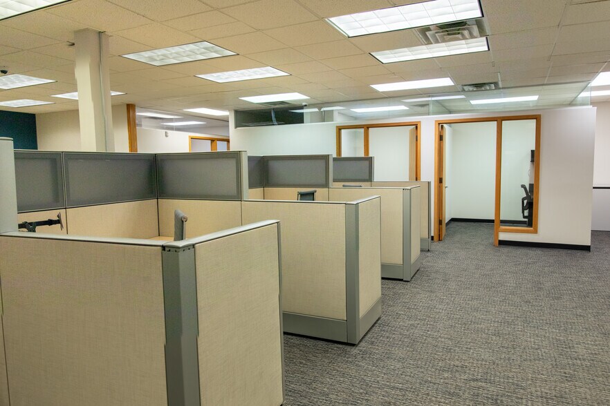 More Photos Of 11820-11830 Nicholas St, Omaha Office For Lease