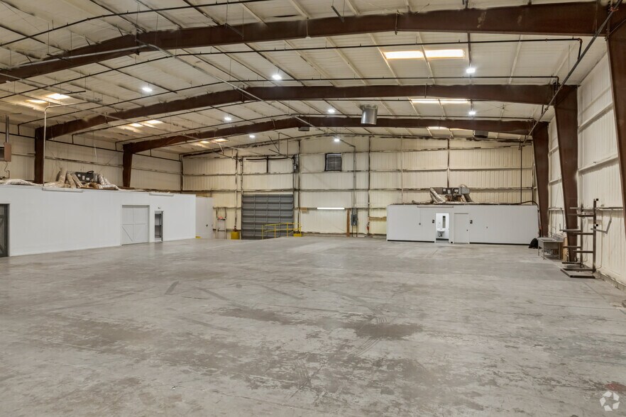 More Photos Of 1716 Shady Oaks Dr, Denton Warehouse For Lease